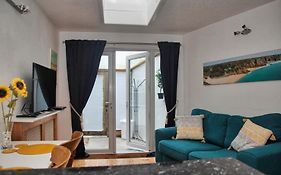 Light And Airy With Parking Nearby